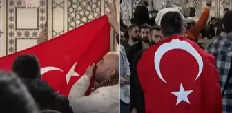 Suriyelilerin akın ettiği Emevi Camii'nde Türk bayrağı açıldı