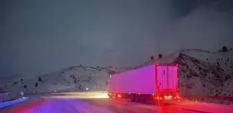 Erzincan-Sivas Kara Yolu'nda Kar ve Tipi Nedeniyle Ağır Araç Geçişi Durduruldu