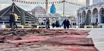 Gazze'deki yıkıma Mevlana Meydanı'na serdikleri halılarla dikkati çekiyorlar