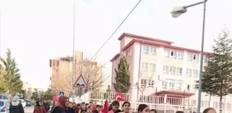 Kayseri'de ilkokul öğrencilerinden şehit Tuğgeneral Baydilli'nin babaevine ziyaret