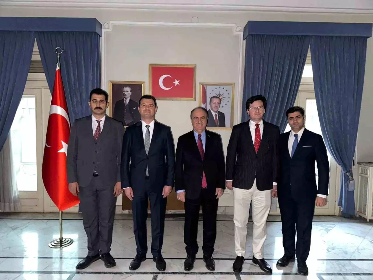 Şam Büyükelçiliği Geçici Maslahatgüzarı Büyükelçi Burhan Köroğlu ve Büyükelçilik çalışanları.