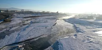 Ağrı'da Dondurucu Soğuklar Murat Nehri'ni Buzla Kapladı