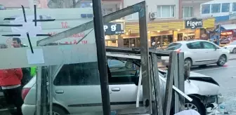 Ankara'da Otomobil Otobüs Durağına Çarptı: 3 Yaralı