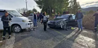 Muğla'da Minibüs ve Otomobil Çarpıştı: 3 Yaralı