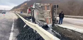 Samsun'da Kömür Yüklü Tır Devrildi: Sürücü Yaralandı