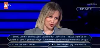 Sinema tarihinin uzun metrajlı ilk sesli filmi olan 1927 yapımı 'The Jazz Singer'da 'Bir dakika, bir dakika' şeklinde başlayan ilk konuşmanın ...