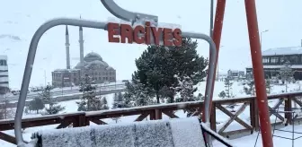 Erciyes Kayak Merkezi'nde Yağan Kar, Tatilcilerin Yüzünü Güldürdü