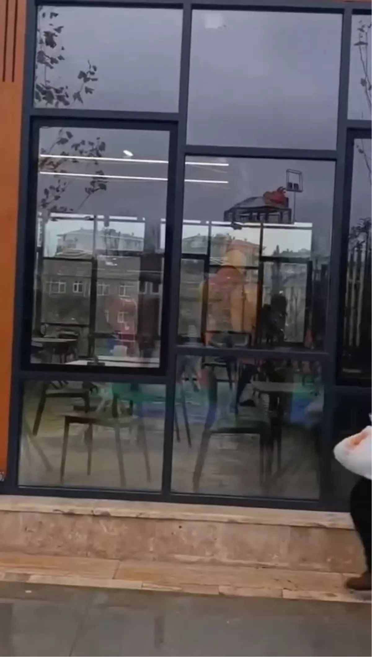 Kafeteryada Falçata Saldırısı: Kadın Yaralandı, Saldırgan İntihar Girişiminde Bulundu