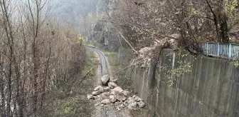 Karabük'te Yamaçtan Düşen Kayalar Demir Yolunu Kapattı