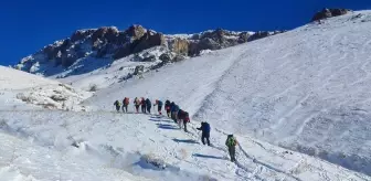 Van'da 18 Dağcı, Küçük Erek Dağı'na Tırmanış Gerçekleştirdi