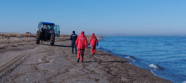 Two siblings who fell into the sea in Beşiktaş are being searched in Çanakkale