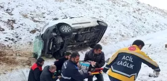 Bingöl'de Buzlanma Sebebiyle Otomobil Yan Yattı: 2 Yaralı