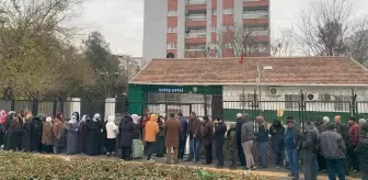 Dondurucu soğukta ucuz pirinç kuyruğu