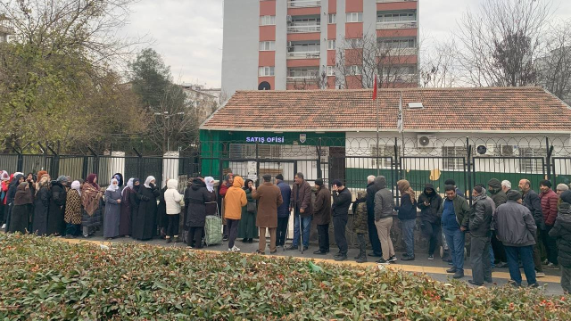 Cheap rice queue in freezing cold