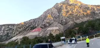 Isparta'da Kontrolden Çıkan Otomobil Bariyerlere Çarptı, Sürücü Yaralandı