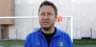 Öğretmen baba, kızı için futbol takımı kurdu