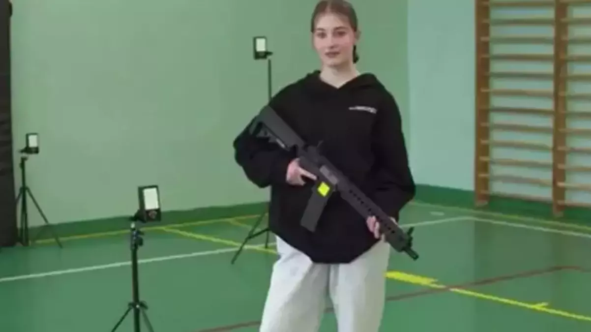 Putin'den korkan Avrupa ülkesinde çocuklara silah eğitimi verilmeye başlandı
