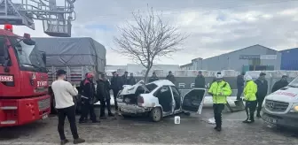 Sivas'ta Park Halindeki Tıra Çarpan Otomobilin Sürücüsü Ağır Yaralı