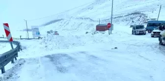 Ardahan'da Kar ve Tipi, Ağır Araç Geçişlerini Engelledi