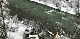 Artvin'de Kar Yağışı Nedeniyle Kamyon Dereye Yuvarlandı