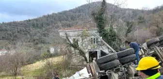 Kastamonu'da Beton Mikseri Devrildi, Sürücü Yara Almadan Kurtuldu