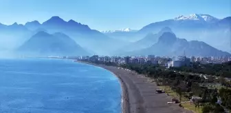 Antalya'da Güneşli Havada Deniz Keyfi