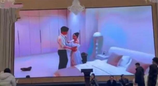 The groom made all the guests watch the bride's betrayal on the giant screen