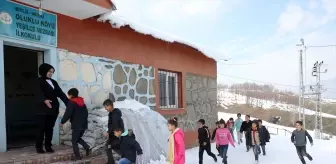 Fedakar Öğretmen Merve Akkurt, Soba ile Isınan Sınıfında Öğrencilerine Geleceği Hazırlıyor