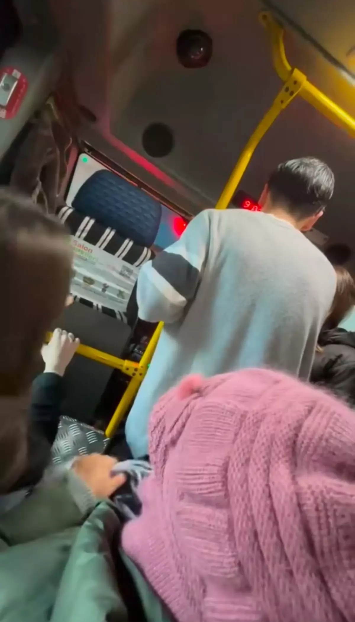 Minibüs Şoföründen Yolculara Tehdit: Ücretinizi Vermezseniz Kapıyı Açmam