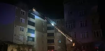 Sinop'ta bir apartmanın çatısında çıkan yangın hasara neden oldu