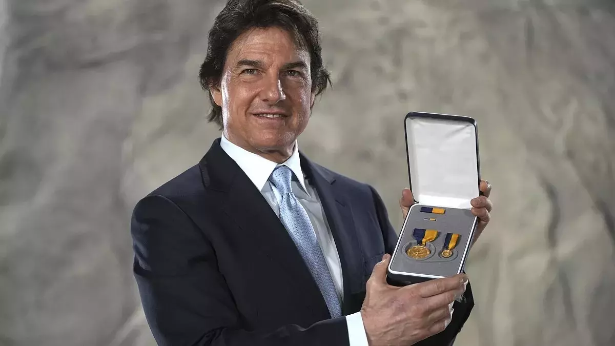 Tom Cruise, ABD Deniz Kuvvetleri'nden Üstün Kamu Hizmeti Ödülü Aldı