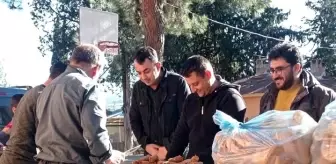 Çobandan öğrencilere sucuk ekmek ikramı