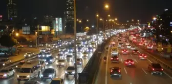 İstanbul'da akşam saatlerinde trafik yoğunluğu yaşanıyor