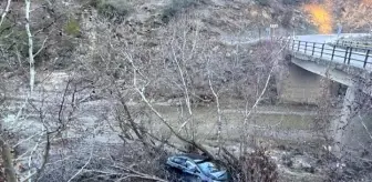 Manisa'da Kontrolden Çıkan Otomobil Gördes Çayına Uçtu