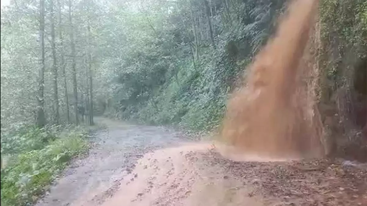 Rize'de sağanak yağış heyelana neden oldu: O anlar kameralara böyle yansıdı