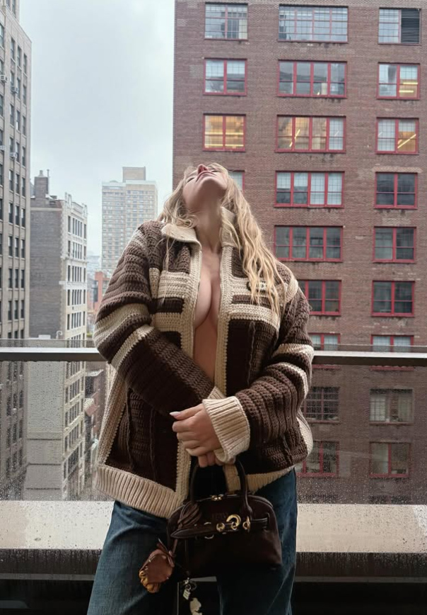 Sydney Sweeney'in hırkasının altına iç çamaşırı giymediği pozlarına yorum yağmuru