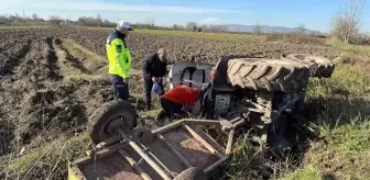 Sakarya'da Traktör Devrildi, Sürücü Rops Demiri Sayesinde Kurtuldu