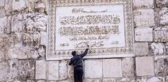 Emevi Camii duvarındaki Hafız Esad adı söküldü