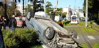 Samsun'da Trafik Kazası: Otomobil Tramvay Hattına Devrildi