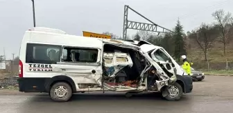 Kırklareli'nde Treniyle Minibüs Çarpıştı: 2 Yaralı