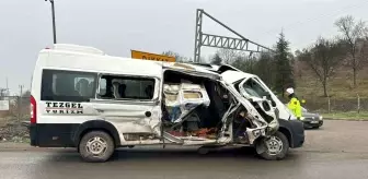 Kırklareli'nde Trenin Minibüse Çarpması Sonucu 5 Yaralı