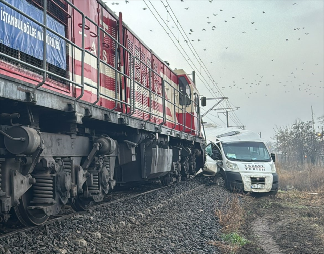 Kırklareli'nde yük treni işçi servisine çarptı: 2 yaralı var