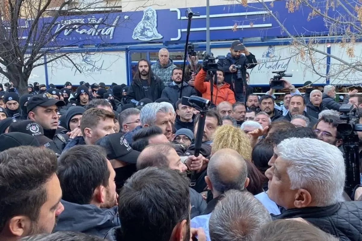TBMM önündeki "Geçinemiyoruz" protestosuna polis müdahalesi