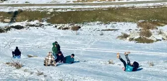 Ağrı'da Çocuklar Kendi Yöntemleriyle Kayak Keyfi Yaşadı