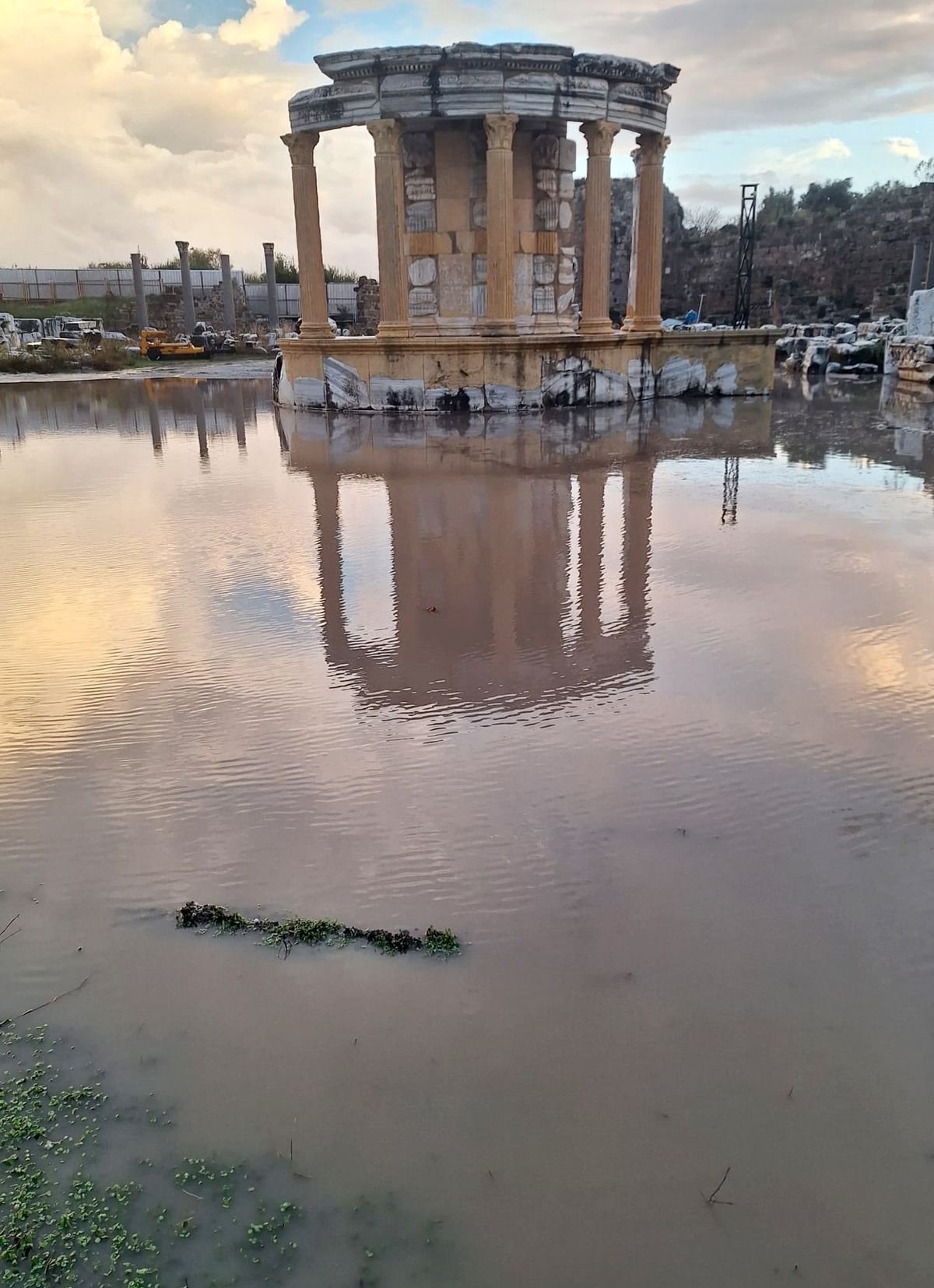 Antalya'da Yağışlar, Antik Kent ve İş Yerlerini Sular Altında Bıraktı
