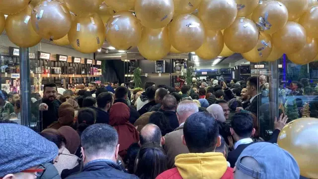 Crowd at the store opening! Citizens clashed with each other, traffic came to a standstill