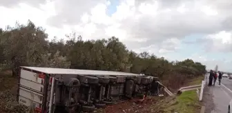 Ayvalık'ta Tır Devrildi, Sürücü Yaralandı