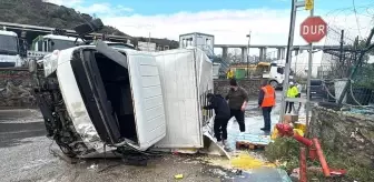 Beykoz'da Gıda Yüklü Kamyonet Devrildi, 2 Yaralı