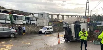 Beykoz'da Kamyon Devrildi, İki Kişi Yaralandı