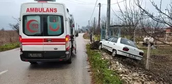 Bursa'da Otomobil Direğe Çarptı: 2 Yaralı